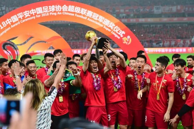 中国男篮81-82输球，两大问题明显，球员评分出炉：焦泊乔9.5分邹阳3.5分